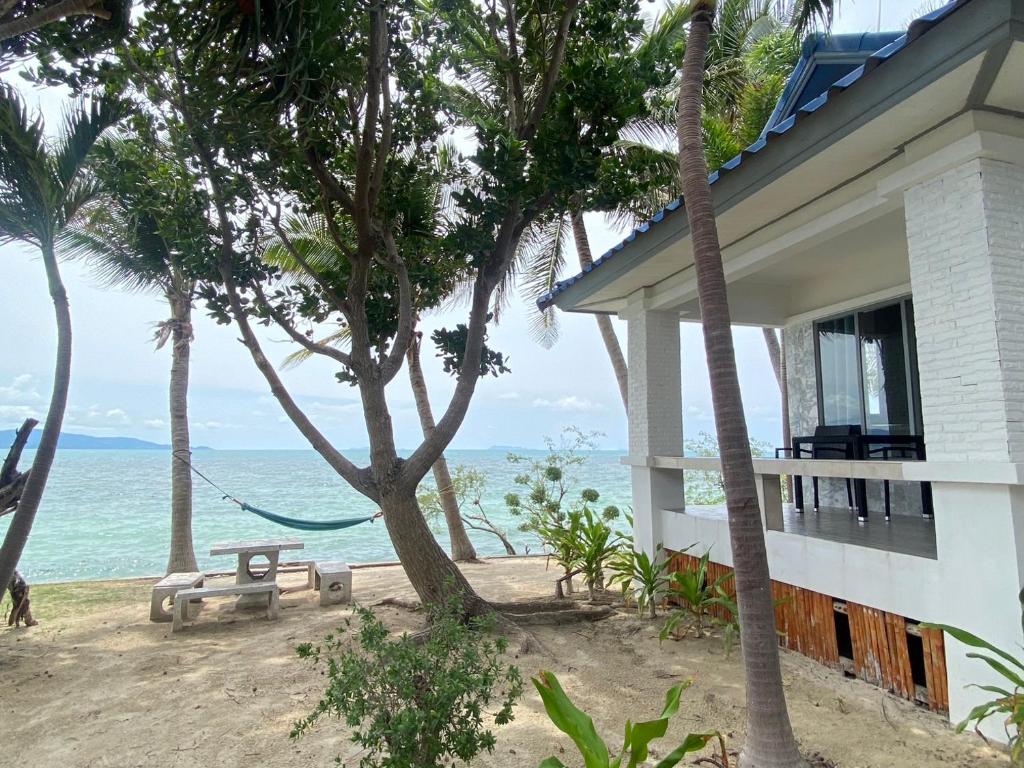 Sunset Beach Villas Free Shuttle Bus Pickup 10am and 12pm Sunset Beach Villas Free Shuttle Bus Pickup 10am and 12pm