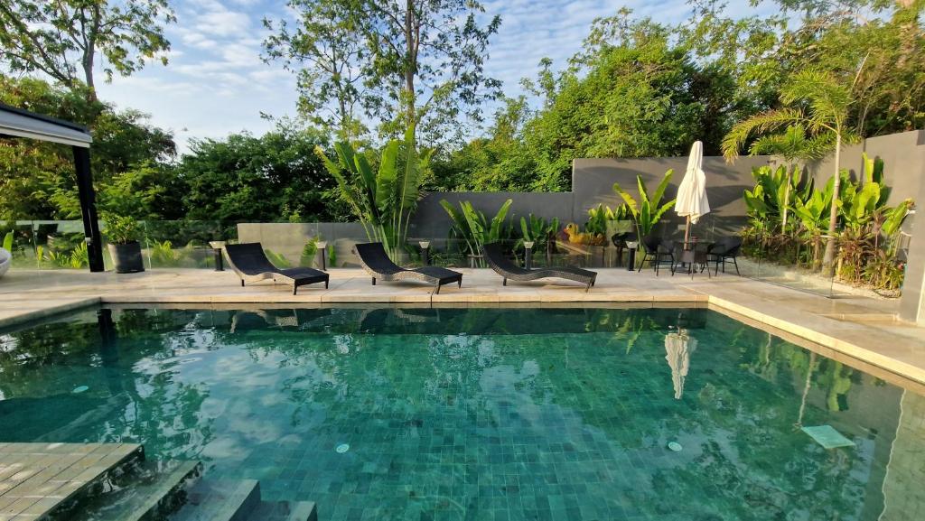 Villa Obsidian, with staff, sea view and walk to Choeng Mon beach