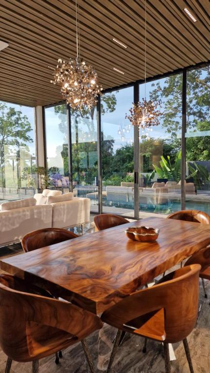 Villa Obsidian, with staff, sea view and walk to Choeng Mon beach
