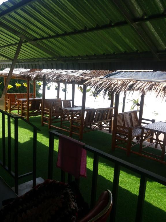 Boat house marina restaraunt and homestay