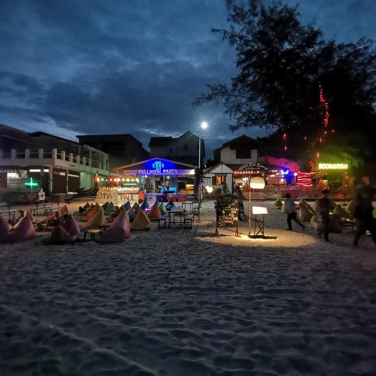 Haadrin Village near the pier