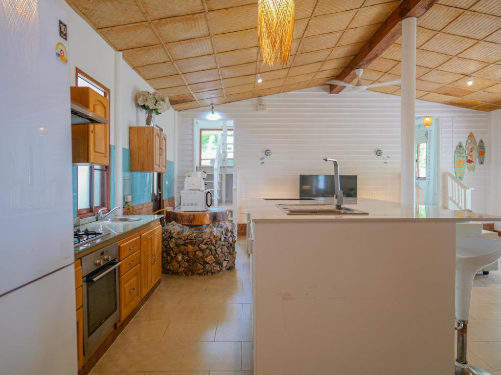 The Wooden Beach House 3br - Beachfront & Sunset The Wooden Beach House 3br - Beachfront & Sunset