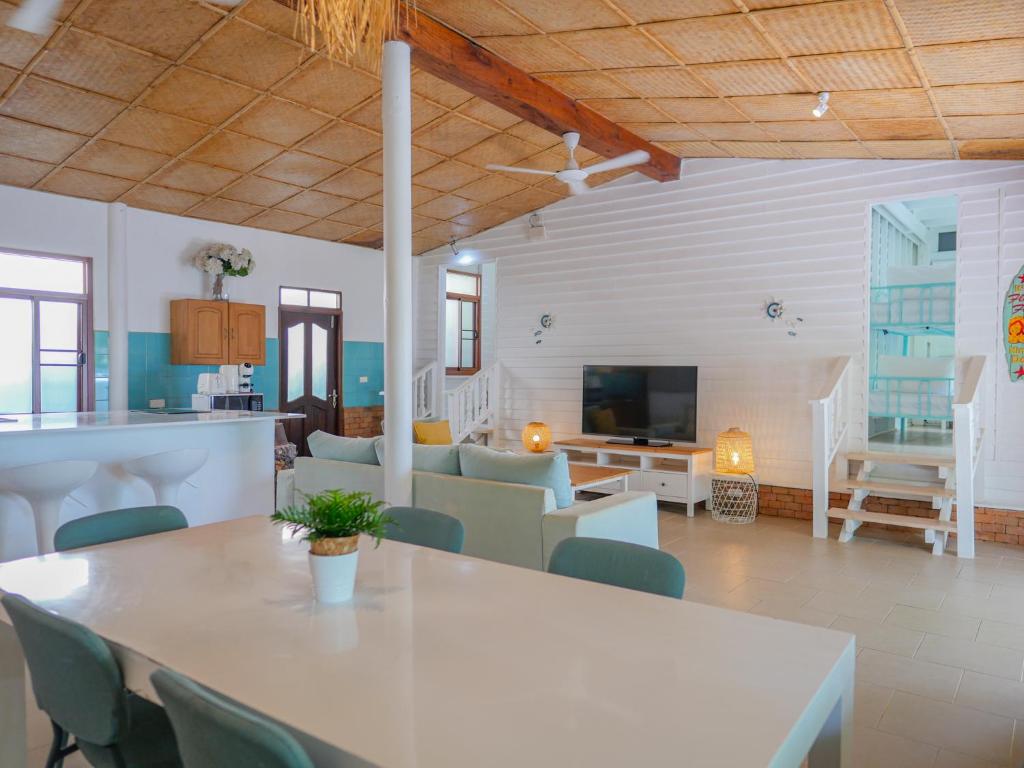 The Wooden Beach House 3br - Beachfront & Sunset The Wooden Beach House 3br - Beachfront & Sunset