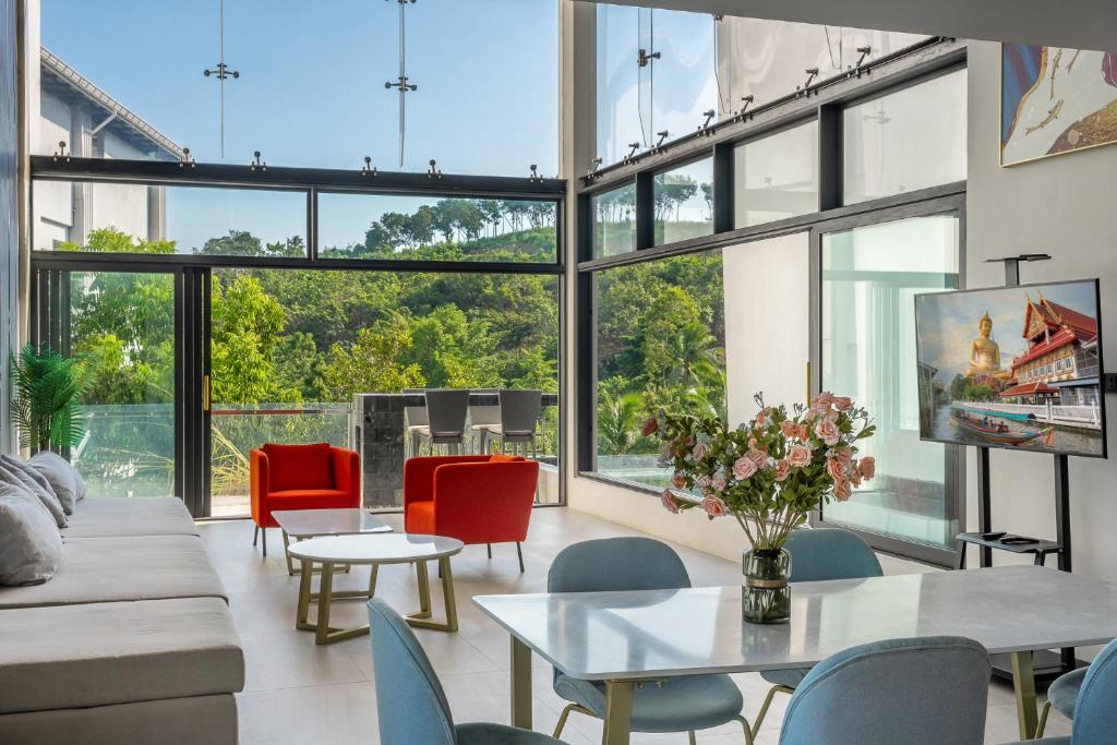Stunning Luxury Penthouse Accommodations With Garden image