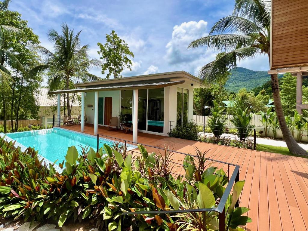 Luxury Retreat, Pool, Gym, Sauna, Spacious land & Garden