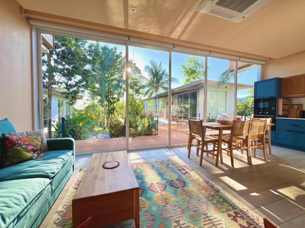 Luxury Retreat, Pool, Gym, Sauna, Spacious land & Garden