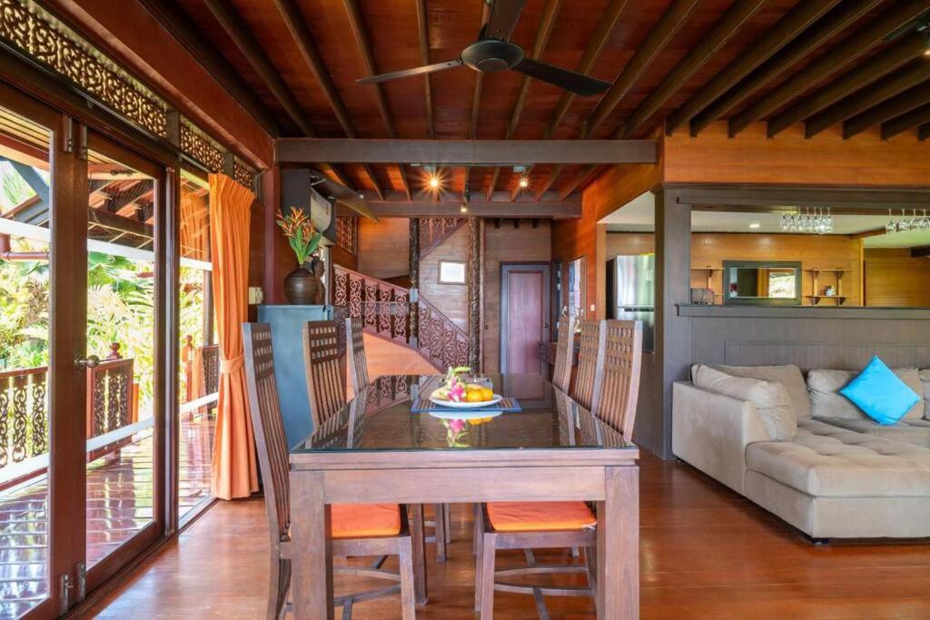 Tropical Beachside 4 bedroom Villa - KBR23