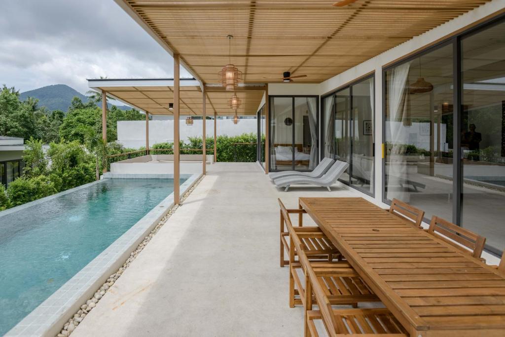 Tropical Peaceful Poolside Retreat by Sea N' Rent Tropical Peaceful Poolside Retreat by Sea N' Rent
